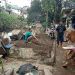 warga yang rumahnya tersapu banjir bandang Kota Malang terpaksa ngemper
