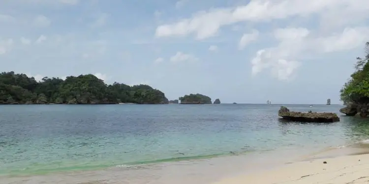Pantai tiga warna di kawasan Kabupaten Malang. dok