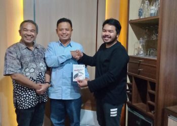 Aqua Dwipayana dan Pemimpin Pegadaian wilayah VIII Jakarta