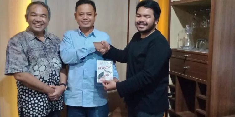 Aqua Dwipayana dan Pemimpin Pegadaian wilayah VIII Jakarta