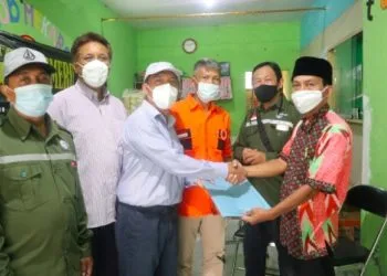 tim JTS Polinema serahkan bantuan pada RW 6 Kelurahan Klojen.