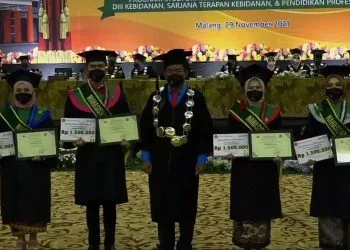 Rektor ITSK RS dr Soepraoen bersama para wisudawan