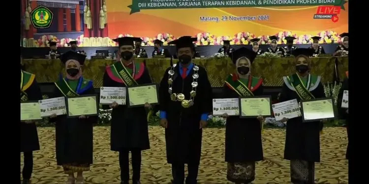 Rektor ITSK RS dr Soepraoen bersama para wisudawan