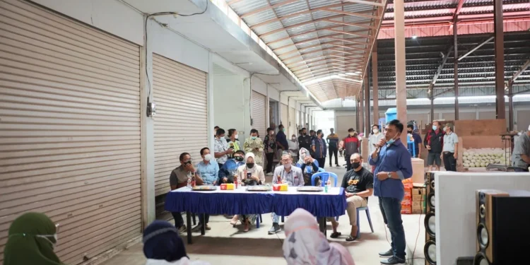 Proses pemindahan pedagang buah Pasar Besar Batu