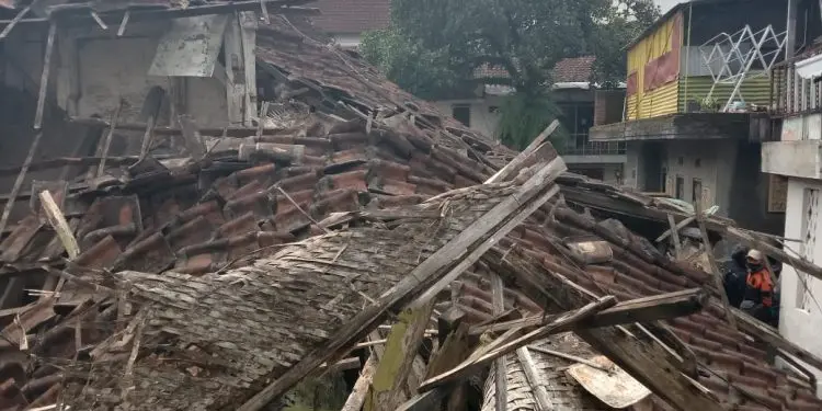 tumah tua roboh di kota malang