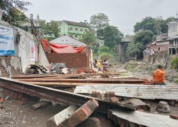 Proses pembangunan ketiga rumah warga terdampak banjir bandang di Kota Malang. foto/M Sholeh