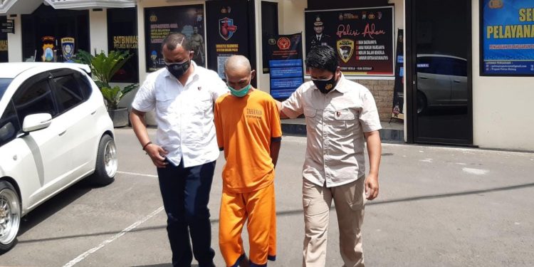 Tersangka kasus pembunuhan dibawa petugas kembali ke selnya di Polres Malang.