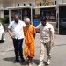 Tersangka kasus pembunuhan dibawa petugas kembali ke selnya di Polres Malang.