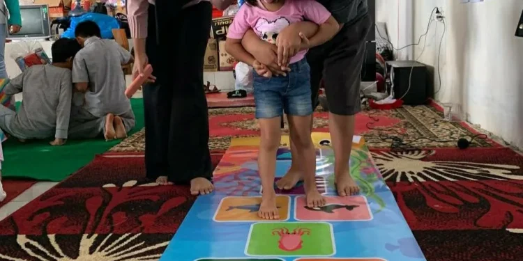 Salah satu cara relawan dari funlearning_id di Kota Batu memberikan trauma healing kepada anak-anak korban bencana banjir bandang dengan mainan edukasi. Foto/Dok.
