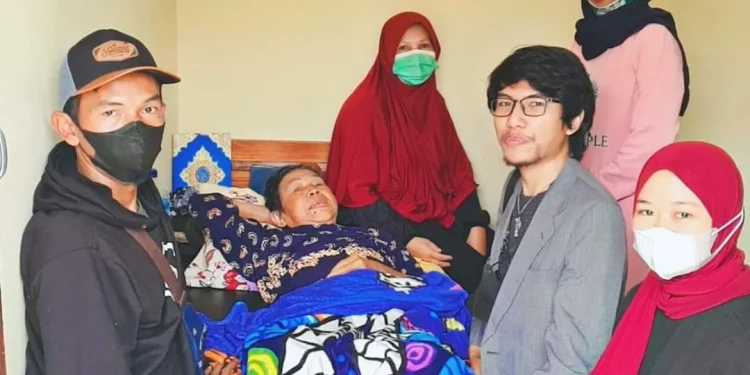 Ibu Trimah saat dijemput kedua anaknya, serta tim relawan. Rabu (17/11/2021) pekan lalu. foto/ist