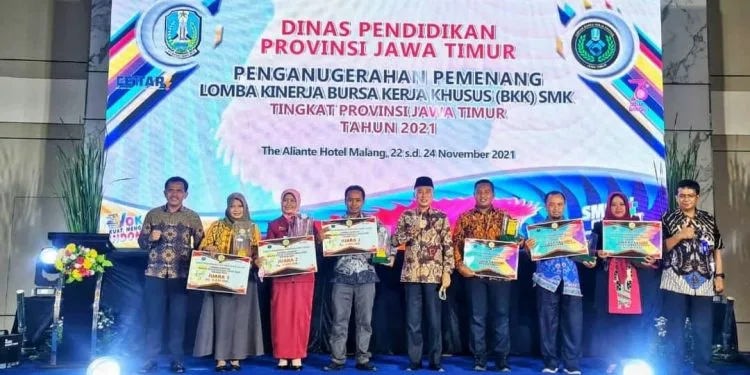 SMKN 1 - SMKN 1 Turen Sabet Juara Favorit Tracer Study BKK Tingkat Jawa Timur