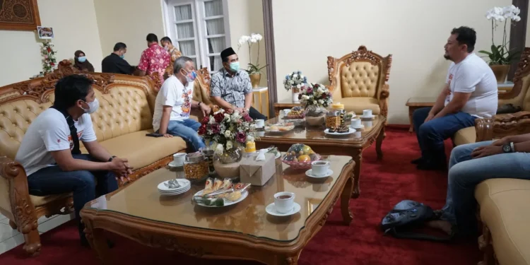 Dari kanan, Irham Thoriq, CEO Tugu Media Grou, Wakil Gubernur Jawa, Taj Yasin Maimoen, Tengah, dan Dr Aqua Dwipayana, motivator nasional. (Foto: Bayu Eka Novanta)