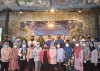 Sejumah perwakilan perusahaan di Malang mengikuti acara customer gathering BPJS Ketenagakerjaan.
