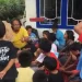 Jurnalis Bahana Patria Gupta Mainkan Boneka Kardus Hibur Anak Pengungsi Semeru