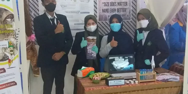 Mahasiswa Jurusan Fisika UIN Malang yang tergabung dalam tim karya inovasi nanoteknologi dan produk kesehatan saat presentasi dalam ajang Oase ke-I Tahun 2021. Foto: dok