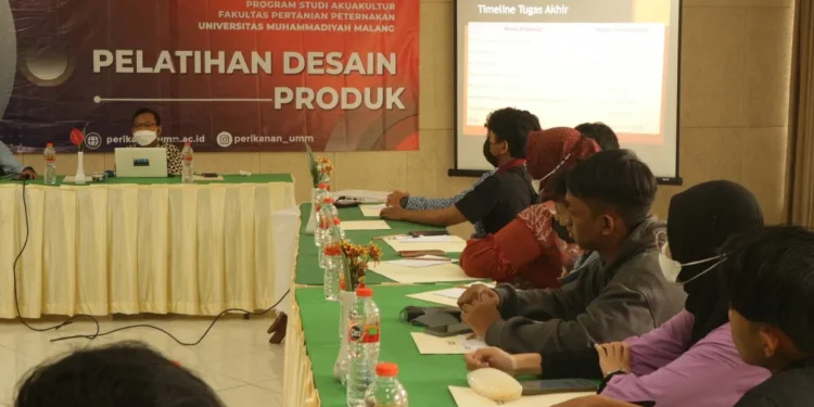 Mahasiswa Pendampingan pelatihan desain UMM