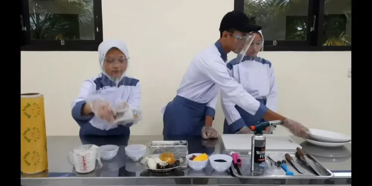 donat - Lewat Donat Ubi Ungu, SMKN 1 Turen Raih Juara Harapan 3 di KKSI 2021