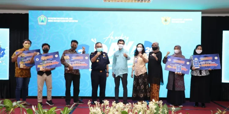 Kepala KKP Bea dan Cukai Tipe Madya Cukai Malang, Gunawan Tri Wibowo dan Kepala Diskominfo Kota Malang, Muhammad Nur Widianto SSos memberikan hadiah kepada para pemenang lomba kategori mahasiswa. Foto: dok