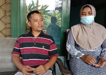 Joko Santoso dan istrinya, Titik Handayani menceritakan kondisi matanya saat ditemui di kediamannya. Foto: M Sholeh