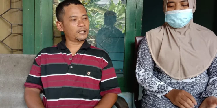 Joko Santoso dan istrinya, Titik Handayani menceritakan kondisi matanya saat ditemui di kediamannya. Foto: M Sholeh
