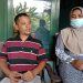 Joko Santoso dan istrinya, Titik Handayani menceritakan kondisi matanya saat ditemui di kediamannya. Foto: M Sholeh