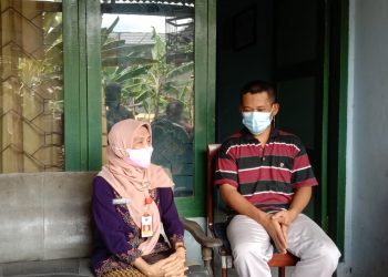 Kepala Dinsos-P3AP2KB Kota Malang, Penny Indriani (kiri) menjenguk dan memberikan bantuan sembako kepada Joko Santoso. Foto: M Sholeh