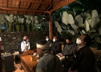 Kepala Kejari Kota Batu, Supriyanto bersama jajaran saat mengikuti Sarasehan Budaya dan Tembang Macapat, pada Rabu (1/12/2021) malam. Foto: dok