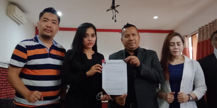 Pedangdut, Clara Gopa ditemani kuasa hukumnya, Darius Situmorang usai melaporkan perkara pencemaran nama baik, di Polresta Malang Kota, pada Jumat (3/12/2021). Foto: istimewa
