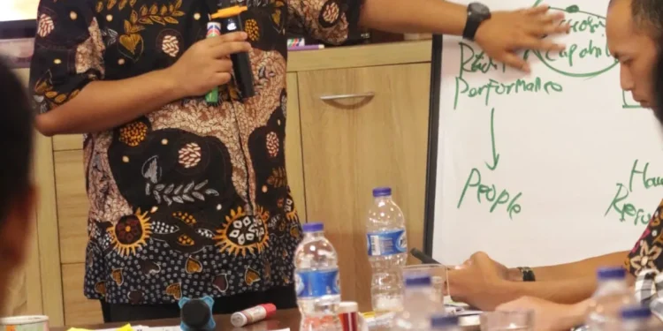 Puguh Wiji Pamungkas saat menjelaskan soal 5 dalil scale up dalam sebuah acara. Foto: dok