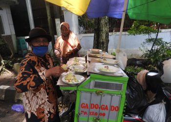 Pak Gatot bersama istri berjualan di Jalan Dr Sutomo Kota Malang. Foto: dok