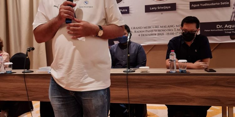 Pakar Komunikasi dan Motivator Nasional, Dr Aqua Dwipayana saat Sharing Komunikasi dan Motivasi di Hotel Grand Mercure Malang Mirama, pada Sabtu (4/12/2021). Foto: dok