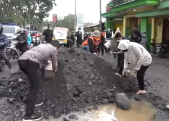 pasir - Viral, Mensos Risma Ratakan Tumpukan Pasir Uruk dengan Tangan Kosong