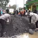 pasir - Viral, Mensos Risma Ratakan Tumpukan Pasir Uruk dengan Tangan Kosong