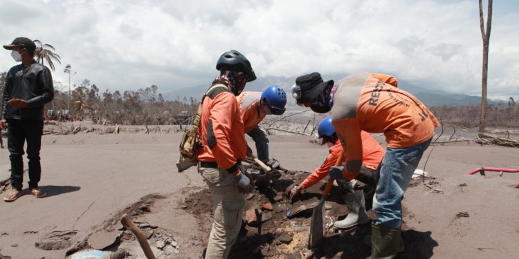 Pencarian korban erupsi Gunung Semeru. Foto: Bayu Eka