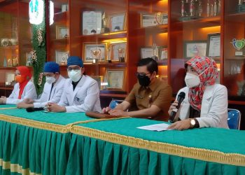 Ketua Pokja KIPI Kota Malang, dr Ariani MKes SpA (K) memaparkan tindak lanjut kasus Joko Santoso yang buta usai vaksin. Foto: M Sholeh