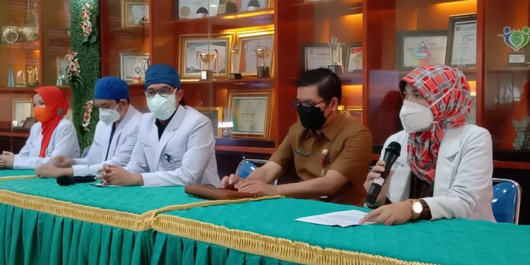 Ketua Pokja KIPI Kota Malang, dr Ariani MKes SpA (K) memaparkan tindak lanjut kasus Joko Santoso yang buta usai vaksin. Foto: M Sholeh