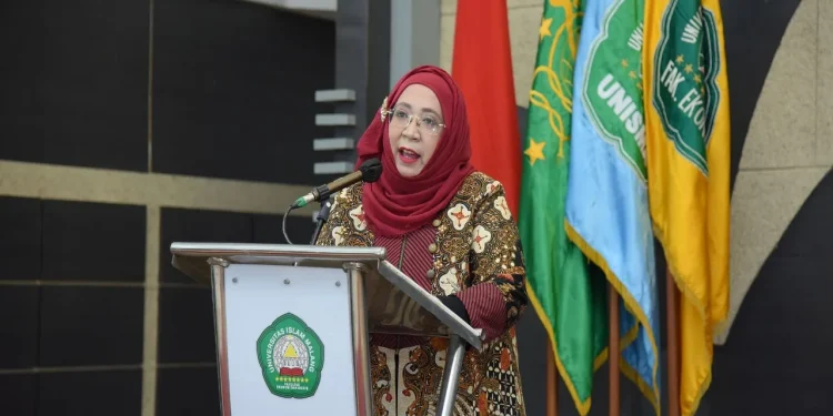 Dekan FEB Unisma, Nur Diana memberikan opening speech dalam Webinar Hibrid yang diselenggarakan Himaprodi Akuntansi FEB Unisma. Foto: dok