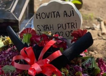 Makam Novita Aji Syah Putri dengan bunga dan nisan yang tampak masih baru. Foto: Instagram novindraphefferkorn