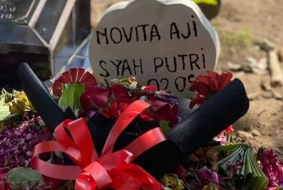 Makam Novita Aji Syah Putri dengan bunga dan nisan yang tampak masih baru. Foto: Instagram novindraphefferkorn