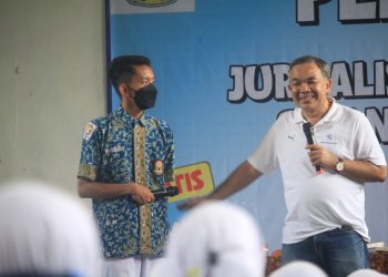 Dr Aqua Dwipayana memberikan motivasi pada siswa SMK Rembang Pasuruan, pada Kamis (9/12/2021). Foto: Loah Mahfud