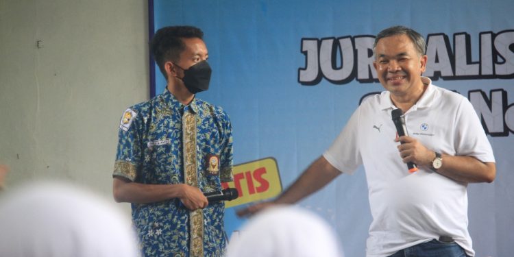 Dr Aqua Dwipayana memberikan motivasi pada siswa SMK Rembang Pasuruan, pada Kamis (9/12/2021). Foto: Loah Mahfud