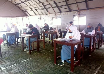 atap - Atap Kelasnya Ambrol, Siswa SMK Islam Ma'arif Kota Malang Ujian di Tenda