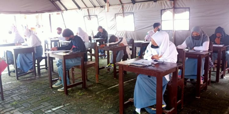Siswa SMK Islam Ma'arif Kota Malang menjalani ujian di bawah tenda. Foto: dok SMK Islam Ma'arif Kota Malang
