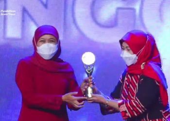 Gubernur Jawa Timur, Khofifah Indar Parawansa menyerahkan penghargaan SMA Awards kepada Kepala Sekolah SMAN 1 Turen, Eny Retno Diwati MPd, di Shangri-La Hotel Surabaya. Foto: dok