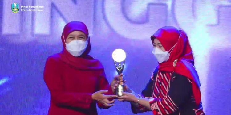 Gubernur Jawa Timur, Khofifah Indar Parawansa menyerahkan penghargaan SMA Awards kepada Kepala Sekolah SMAN 1 Turen, Eny Retno Diwati MPd, di Shangri-La Hotel Surabaya. Foto: dok
