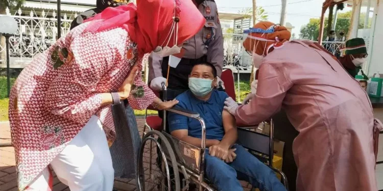 Wali Kota Batu, Dewanti Rumpoko saat menyapa warganya yang tunadaksa. Foto: Ulul Azmy