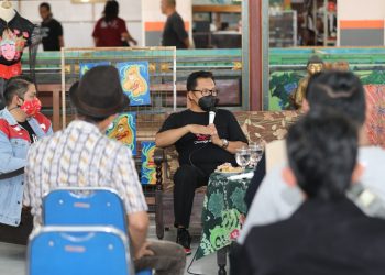 Suasana Focus Group Discussion (FGD) Wali Kota Malang, Sutiaji bersama para pelaku dan pegiat ekonomi kreatif yang berlangsung santai. Foto: dok