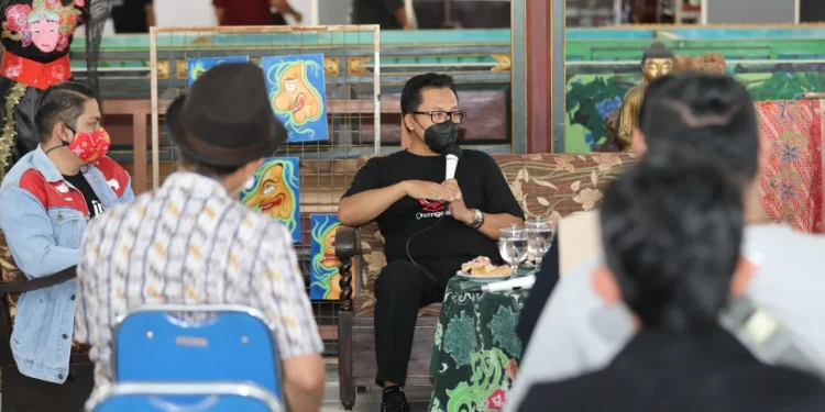 Suasana Focus Group Discussion (FGD) Wali Kota Malang, Sutiaji bersama para pelaku dan pegiat ekonomi kreatif yang berlangsung santai. Foto: dok