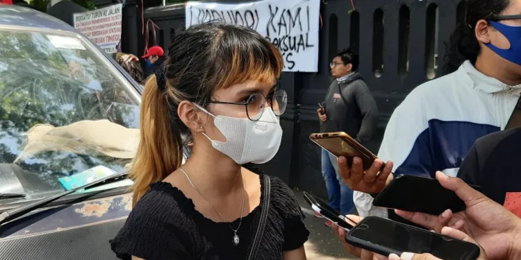 Koordinator lapangan aksi Aliansi Petasan, Reni Eka Mardiana, pada Jumat (10/12/2021). Foto: Aisyah Nawangsari