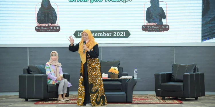 Pakar Kepribadian, Dr Umi Dayati memberikan materi kepada peserta Etika Pengembangan Diri. Foto: dok